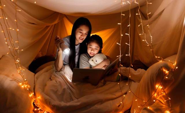 engaging-with-kids-during-reading-time ฝึกนิสัยรักการอ่านให้ลูกด้วยการอ่านเป็นประจำก่อนนอน