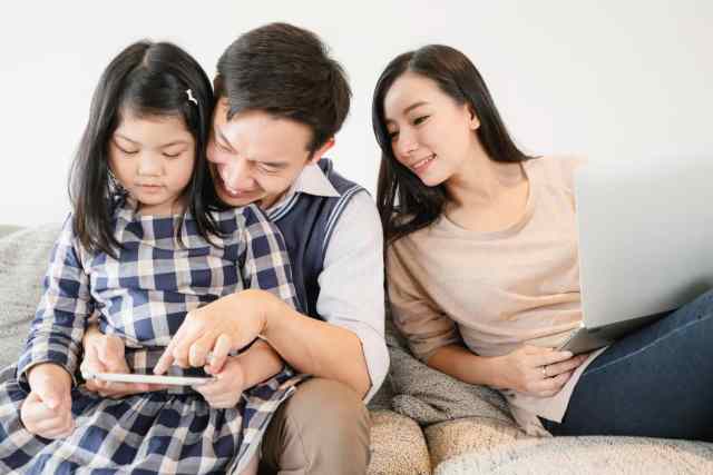 พ่อและแม่ใช้วิธีสื่อสารกับลูกในวัยเด็กอย่างเข้าใจ