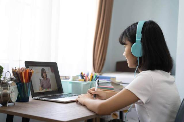 ปัจจุบันมีช่อง YouTube มากมายที่สอนอังกฤษลูกของคุณแบบฟรี ๆ