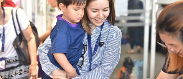 การพูดภาษาอังกฤษกับลูกเป็นประจำ ก็เป็นวิธีการสอนลูกพูดอังกฤษ