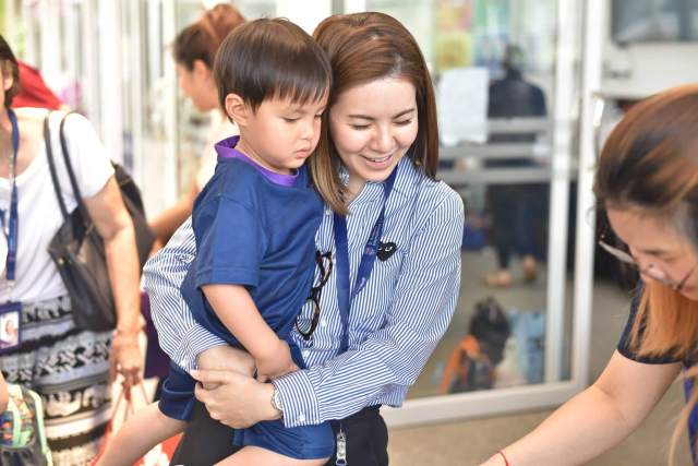 การพูดภาษาอังกฤษกับลูกเป็นประจำ ก็เป็นวิธีการสอนลูกพูดอังกฤษ