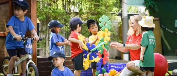 พ่อแม่ควรสอนลูกให้มีความเคารพและรู้จักแบ่งปันของให้ผู้อื่น