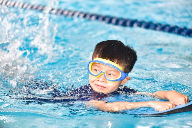 swimming ว่ายน้ำเป็นกีฬาที่เหมาะกับวัยเด็กก่อนเรียนไปจนถึงชั้นประถมศึกษา