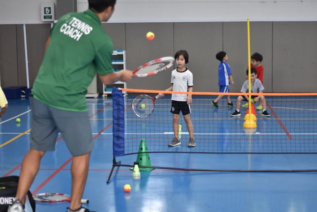tennis-good-for-children เทนนิส เป็นกีฬาสำหรับเด็กประถมที่สามารถเล่นได้ทั้งกลางแจ้งและในร่ม