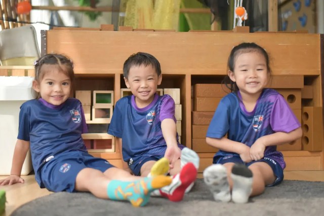 a-positive-environment-and-social-setting-help-children-develop-high-self-esteem สภาพแวดล้อมและสังคมที่ดีจะช่วยให้เด็กมี High Self-esteem