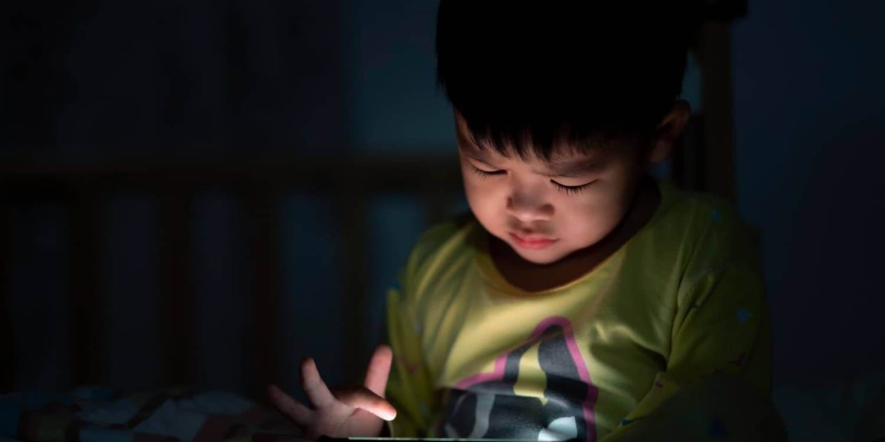 เด็กติดโทรศัพท์ ส่งผลเสียต่อสายตาและพัฒนาการทางสมอง