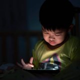 เด็กติดโทรศัพท์ ส่งผลเสียต่อสายตาและพัฒนาการทางสมอง