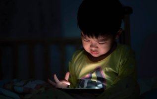 effects-of-mobile-addiction-in-children เด็กติดโทรศัพท์ ส่งผลเสียต่อสายตาและพัฒนาการทางสมอง