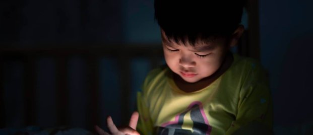 เด็กติดโทรศัพท์ ส่งผลเสียต่อสายตาและพัฒนาการทางสมอง