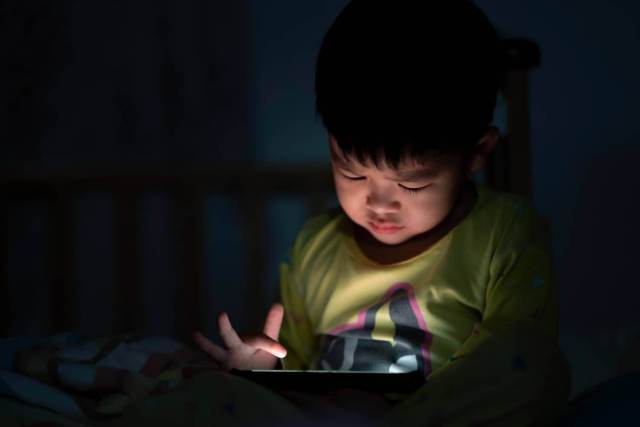 effects-of-mobile-addiction-in-children เด็กติดโทรศัพท์ ส่งผลเสียต่อสายตาและพัฒนาการทางสมอง