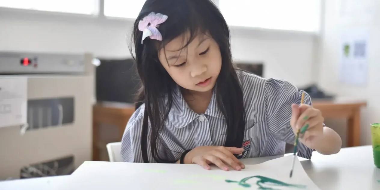 ศิลปะบำบัด เช่น การระบายสีตามใจชอบ ช่วยระบายความรู้สึกออกมาได้ดี