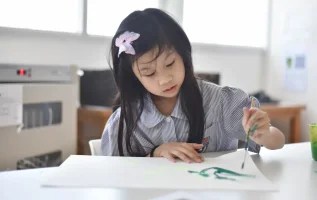 ศิลปะบำบัด เช่น การระบายสีตามใจชอบ ช่วยระบายความรู้สึกออกมาได้ดี