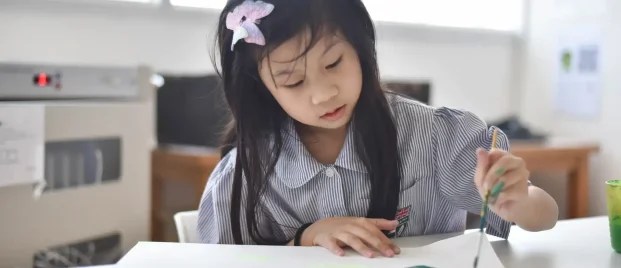 ศิลปะบำบัด เช่น การระบายสีตามใจชอบ ช่วยระบายความรู้สึกออกมาได้ดี