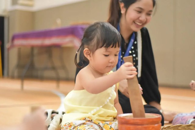 engage-your-children-in-simple-activities-during-the-rainy-season-such-as-cooking พาลูกทำกิจกรรมหน้าฝน ด้วยกิจกรรมง่าย ๆ อย่างทำอาหาร