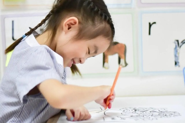 instill-a-lifelong-learning-mindset-in-children,-encouraging-them-to-seek-knowledge-independently ปลูกฝังการเรียนรู้ตลอดชีวิตให้เด็กอยากแสวงหาความรู้ด้วยตนเอง