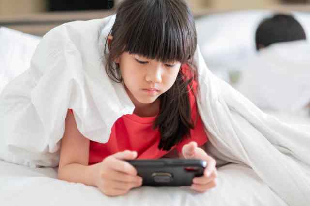 kids-mobile-addiction-signs เด็กติดโทรศัพท์ จะมีอารมณ์รุนแรง และไม่สนใจในสิ่งที่เคยชอบ
