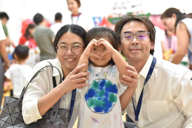 พ่อแม่ควรปลูกฝังทักษะการรู้เท่าทันสื่อ ด้วยการจำกัดเวลาการใช้หน้าจอและรับชมเนื้อหาไปพร้อมกับลูก