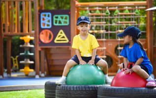 เครื่องเล่นในสนามเด็กเล่น ช่วยเสริมสร้างความแข็งแรงของกล้ามเนื้อ