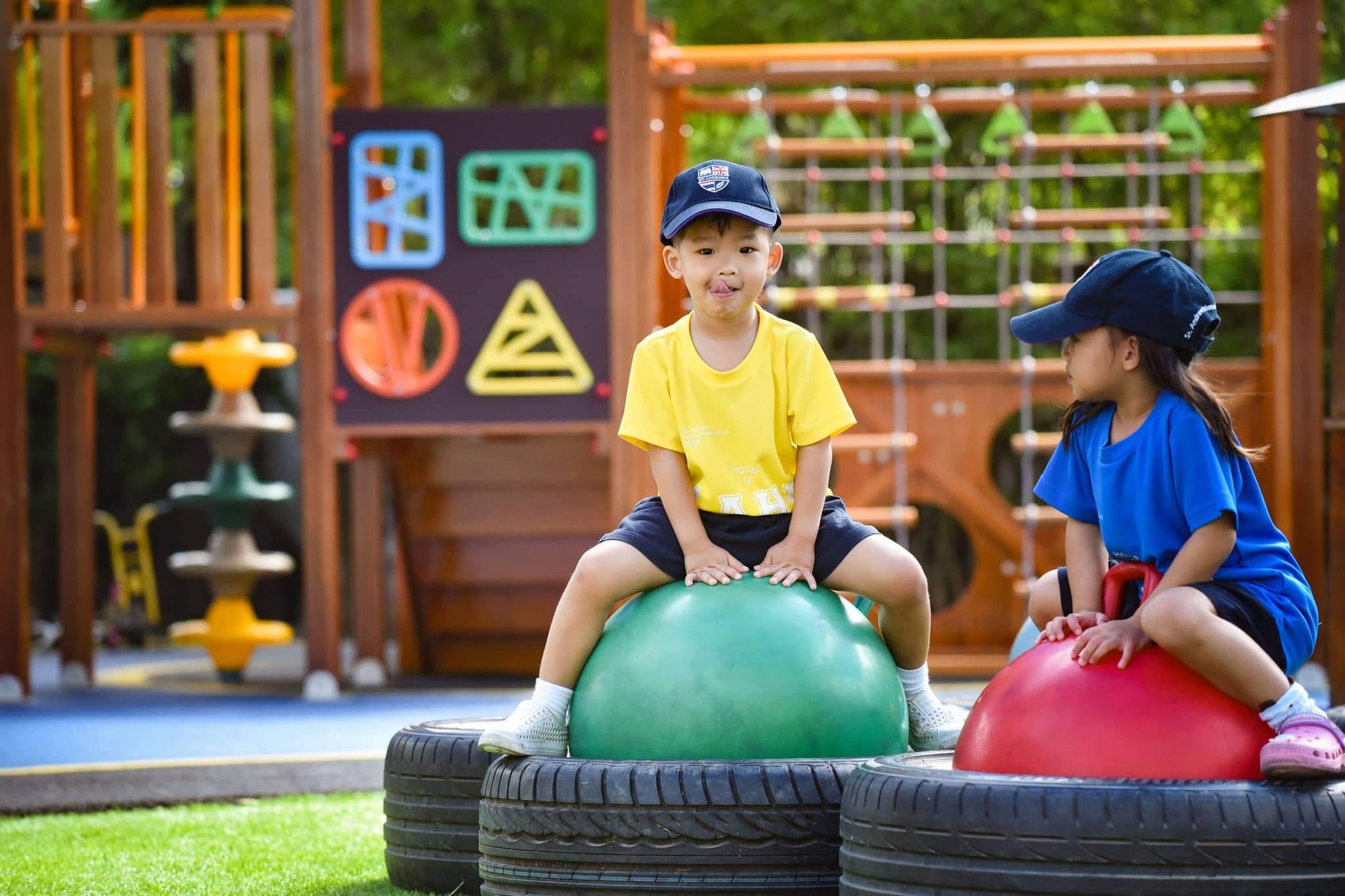 เครื่องเล่นในสนามเด็กเล่น ช่วยเสริมสร้างความแข็งแรงของกล้ามเนื้อ