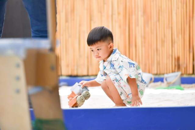 บ่อทรายในสนามเด็กเล่น ช่วยเสริมสร้างจินตนาการจากการสร้างทรายเป็นรูปทรงต่าง ๆ