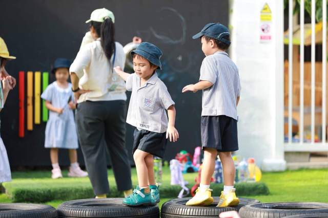 การเล่นสนามเด็กเล่นในโรงเรียนช่วงพักเบรค ช่วยให้เด็กผ่อนคลายและไม่เครียด