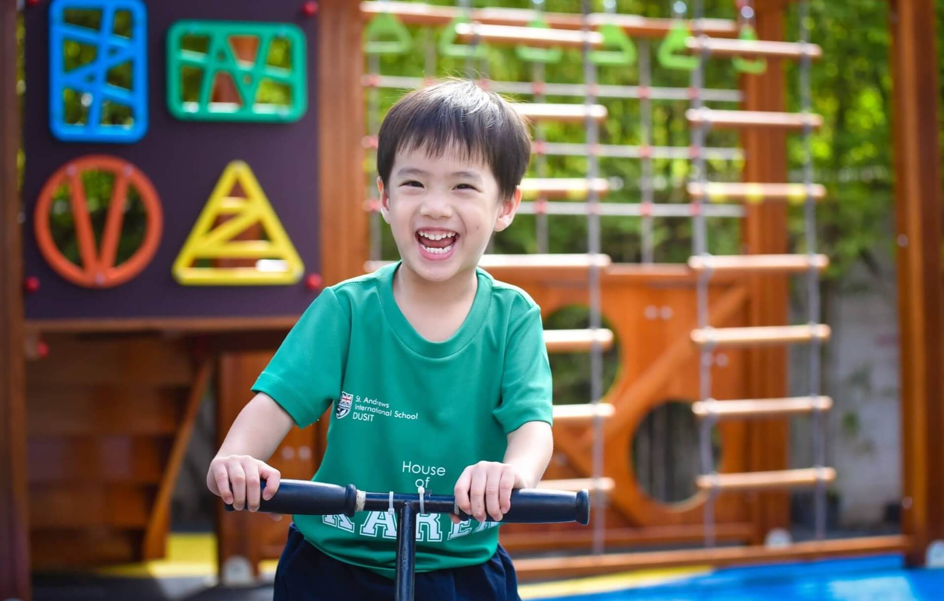 สนามเด็กเล่นในโรงเรียน St. Andrews Dusit มีเครื่องเล่นหลากหลายตามวัย