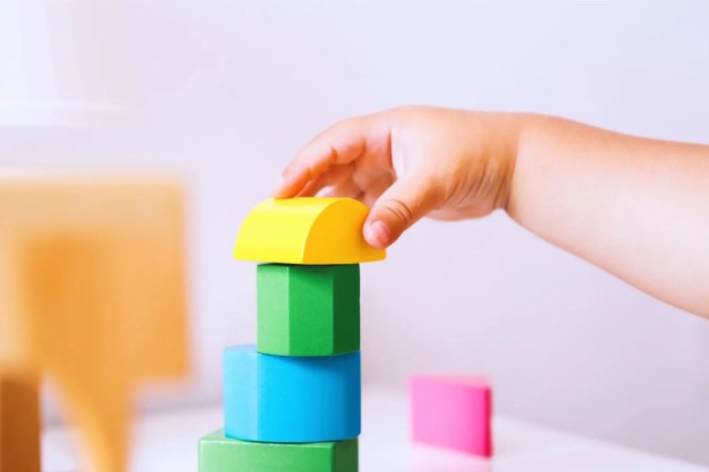 บล็อกไม้ เป็นของเล่นเด็กปฐมวัยที่ไม่จำกัดวิธีการเล่น