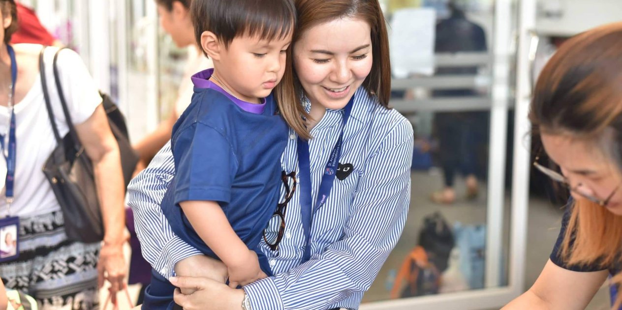 การพูดภาษาอังกฤษกับลูกเป็นประจำ ก็เป็นวิธีการสอนลูกพูดอังกฤษ