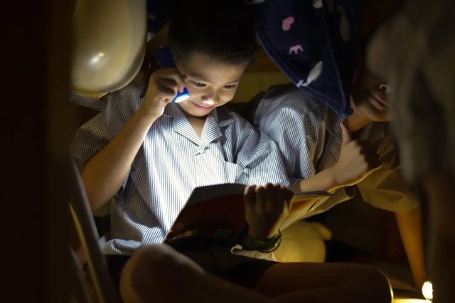 st.-andrews-dusit-book-week-activities กิจกรรมสัปดาห์หนังสือ St. Andrews Dusit ในวันอังคารเด็ก ๆ จะได้ลองอ่านหนังสือในความมืด เพื่อฝึกโฟกัสกับเนื้อหามากขึ้น