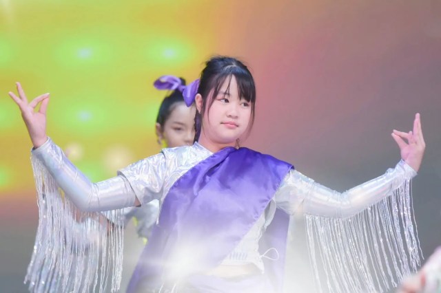 learning-to-dance-from-a-young-age-helps-develop-physical-flexibility-and-public-speaking-confidence การเรียนเต้นตั้งแต่เด็ก ช่วยให้ร่างกายยืดหยุ่นและกล้าแสดงออกในที่สาธารณะ