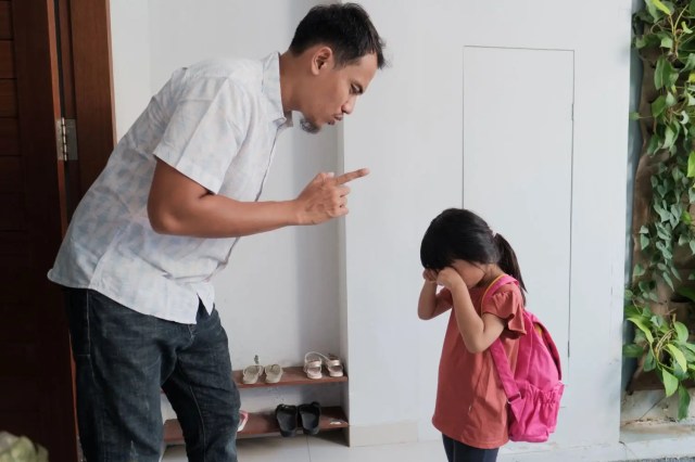 why-are-you-so-stupid-is-something-you-shouldn-it-say-to-your-child ทำไมถึงโง่แบบนี้ เป็นคำพูดที่ไม่ควรพูดกับลูก